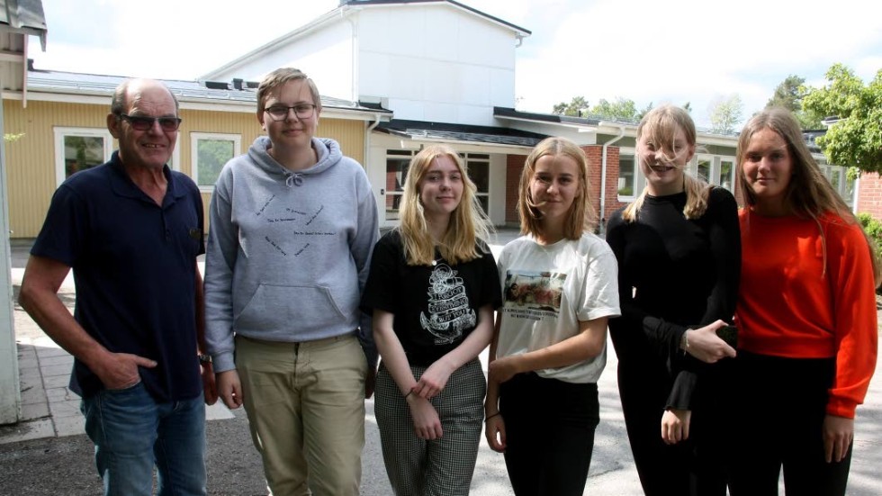 Tillbaka till Bergvretenskolan. Peter Reichler, Joakim Pettersson, Elsa Bengtsson, Emelie Tiainen, Tindra Bielfeld och Agnes Åkerman efter Berlinresan.