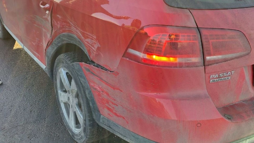 Lastbilen kolliderade med personbilen i en korsning i Tallboda med vissa materiella skador som följd. (Bilden är hämtad ur förundersökningen.) 