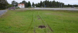 Gräsmatta söndersladdad av bilbusar