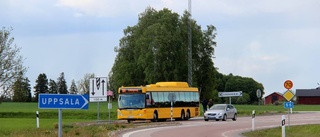 Fullsatta UL-bussar kör förbi resenärer – timmeslång väntan till nästa