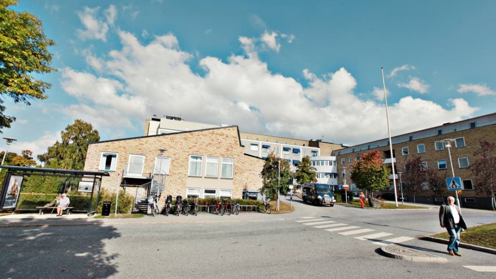 ”Lasarettet i Enköping är ett av Sveriges ledande mindre sjukhus med länsuppdrag inom flera vårdområden och ska givetvis också ha akutmottagning. Vi vill fortsätta utveckla operationssamarbetet mellan Akademiska sjukhuset och Lasarettet i Enköping. Arbetet behöver fortsätta nästa mandatperiod”, skriver Charles Pylad, politisk sekreterare i Miljöpartiet.
