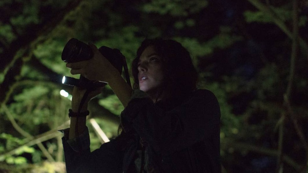 Lisa (Callie Hernandez) filmar sig själv och sina vänners expedition ut i vildmarken i "Blair witch".