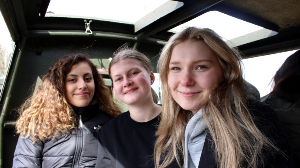 Spanska utbytestudenten Solanche Gómez tillsammans med  Vimmerby gymnasiums elever Alice Mannefred och Clara Wall. "Jag älskar Sverige och sakerna som jag sett här, med skolan och vardagen", säger Solanche Gómez om sin upplevelse hittills. 