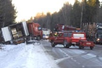 Tre skadade vid kollision med långtradare