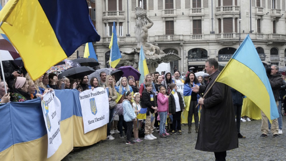 Människor samlades i regnet inför Zelenskyjs besök i Rom.