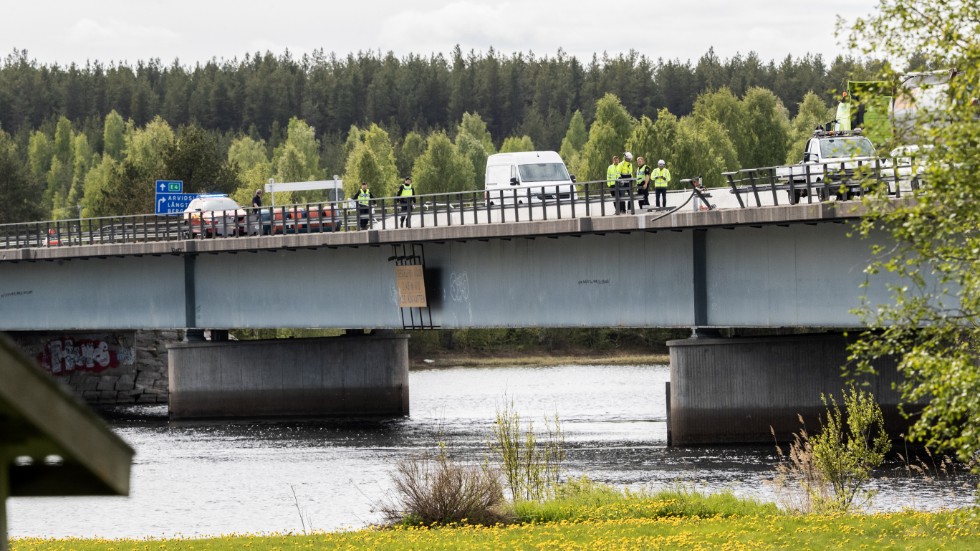 Det var i tisdags som en anställd på Svevia, hemmahörande i Bodens kommun, föll ned i vattnet från Bergsviksbron. Han har fortfarande inte återfunnits.