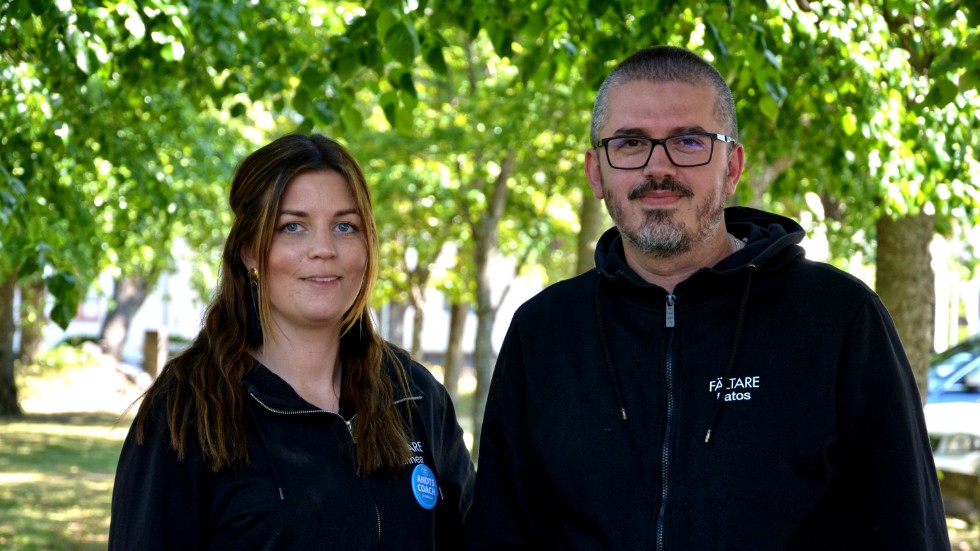 Linnéa Stenberg Johnsen och Fatos Durmishi möter många ungdomar i sitt jobb som fältare. De menar att det finns en liten klick av ungdomarna som är mer drogliberala - skillnaden mot förr är att det via internet i dag är allt enklare att komma i kontakt med knarket.