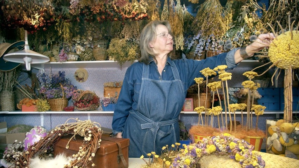 Anita Bornemos arbetsrum är som en grotta av torkade växter. Populära just nu är trädliknande skapelser.