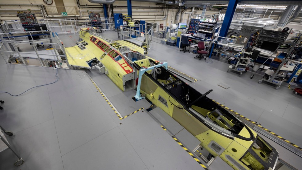 Saab har börjat tillverka den tvåsitsiga versionen av Gripen, den så kallade F-versionen. Bilden är tagen i Saabs anläggning i Tannefors. 