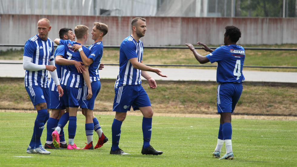IFK Västervik blir en av vinnarna under frimånanden. Spelarna på bilden har inget med krönikan att göra.