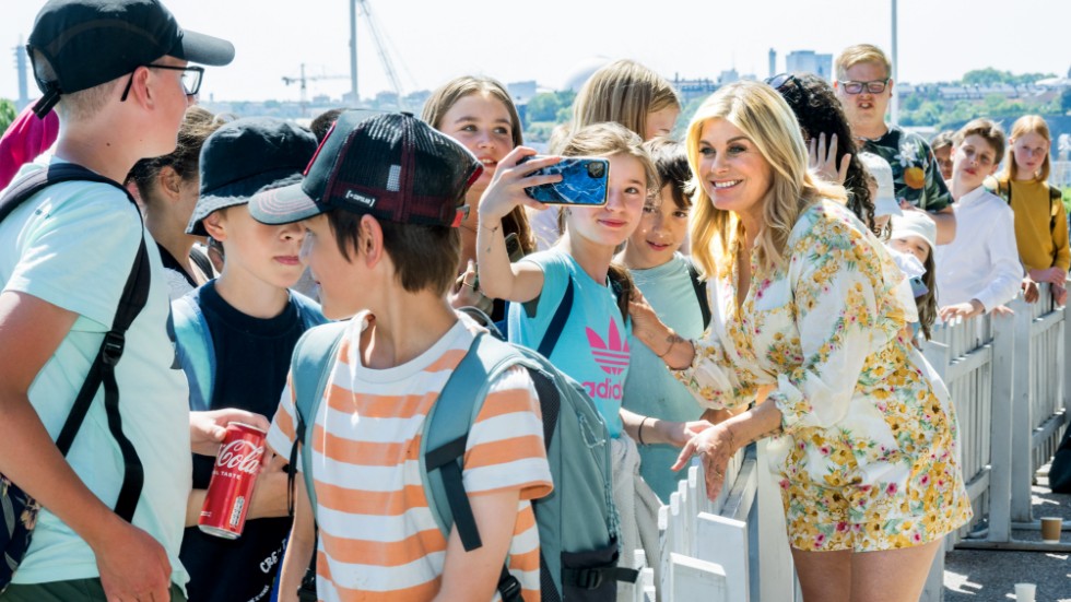 Pernilla Wahlgren möter fans när Allsång på Skansen presenterade årets artister.