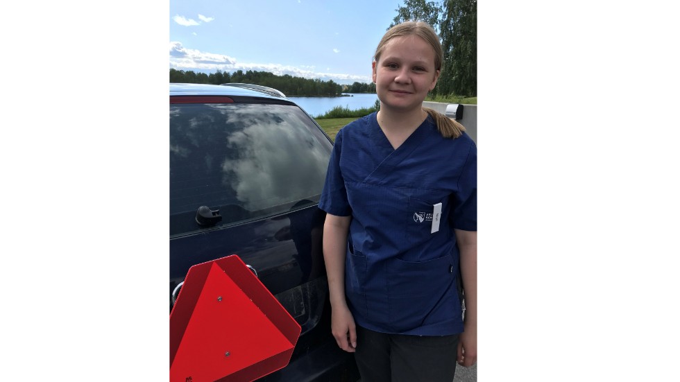 Maja Gustafsson är Arjeplogs första "epa-ungdom" att arbeta i hemtjänsten. Mellan omsorgstagarna rattar hon sin a-traktor. "Jag tycker att det är jättebra att det går att lösa så, det funkar jättebra."