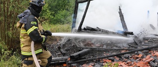 Mindre byggnad totalförstöd i brand: "Gick fort"