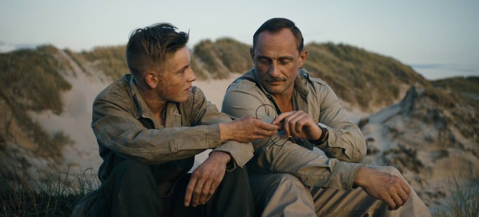 Den unge tyske krigsfången Sebastian (Louis Hoffman) och den danske officeren Carl Rasmussen blir mot alla odds vänner, i Under sanden. Filmen fick huvudpriset på årets upplaga av Göteborgs filmfestival.