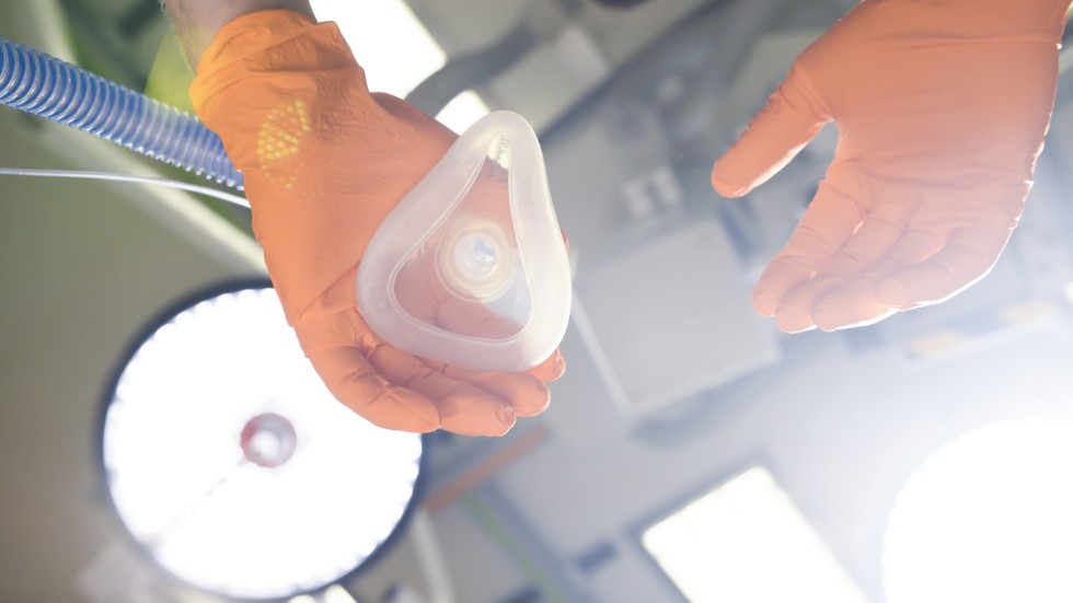 Polisen har startat en förundersökning mot en privat klinik i Malmö efter att en patient avled. Kliniken har också förbjudits att utföra estetiska kirurgiska ingrepp under narkos. Arkivbild.