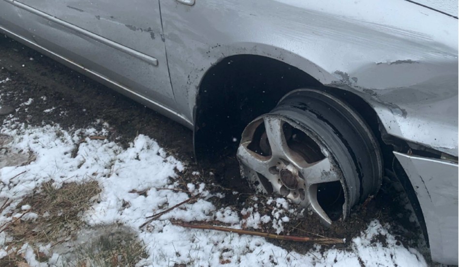 På vänster framhjul gick färden på fälgen, innan bilen tog stopp i rondellen vid Ljungheden.