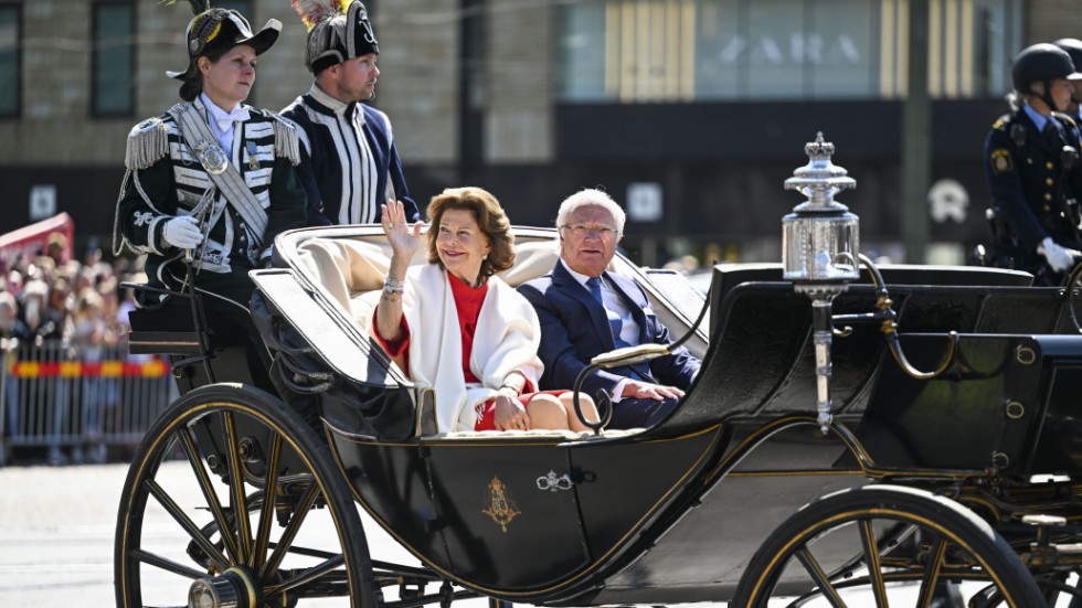 Kung Carl Gustaf och drottning Silvia åker hästkortege längs Kungsportsavenyn.