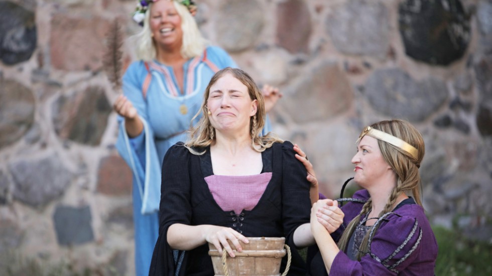 Drottning Märta försöker lindra den svåra baksmälla hertigens fru ådragit sig under festandet på Håtuna.