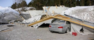 Garage kollapsade över båtar och maskiner