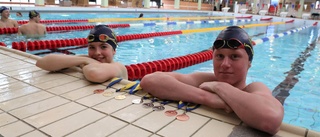 Arthur och Greta simmade hem flera medaljer i Järfälla