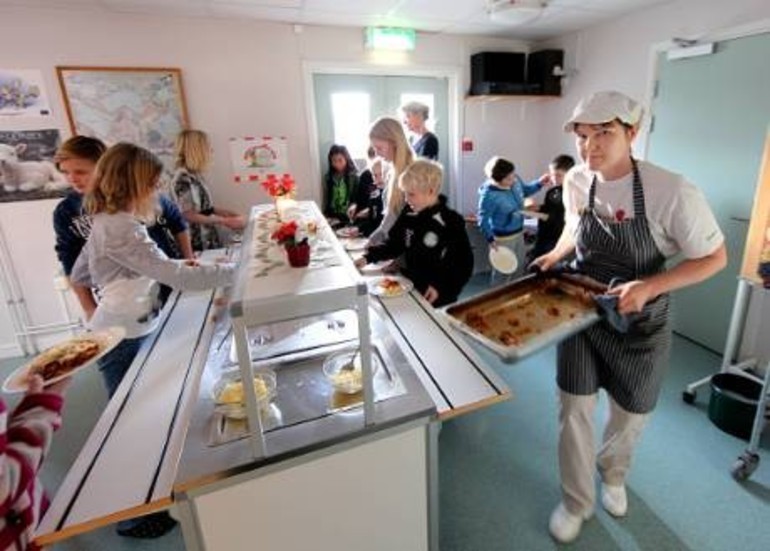 Godaste skolmaten. Husmor Marita Olofsson följer matsedeln från stan men lagar dagens lunch i Stånga.Foto: Rolf Jönsson