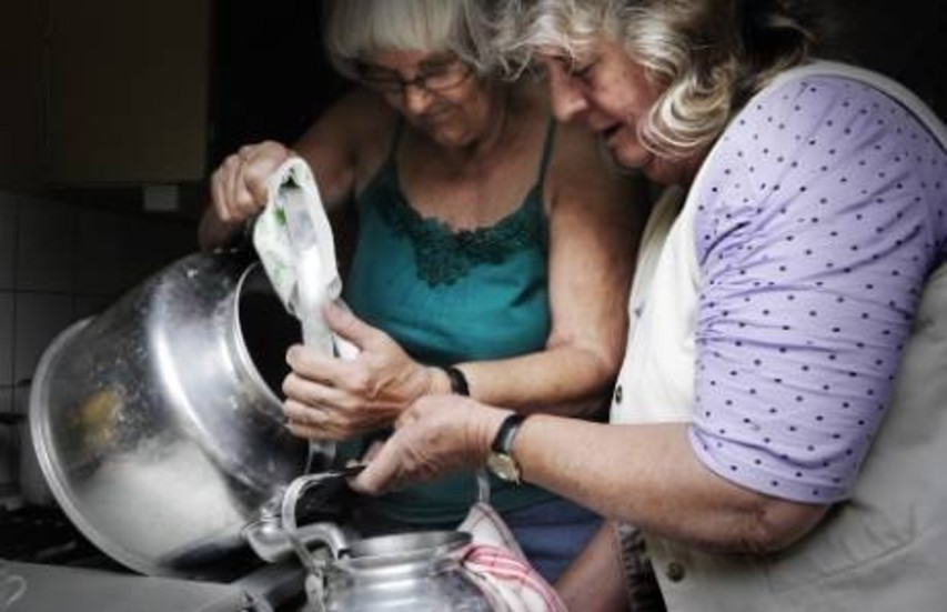 Kokat. Rut Edberg och Gungjerd Holmstedt häller upp kaffet.