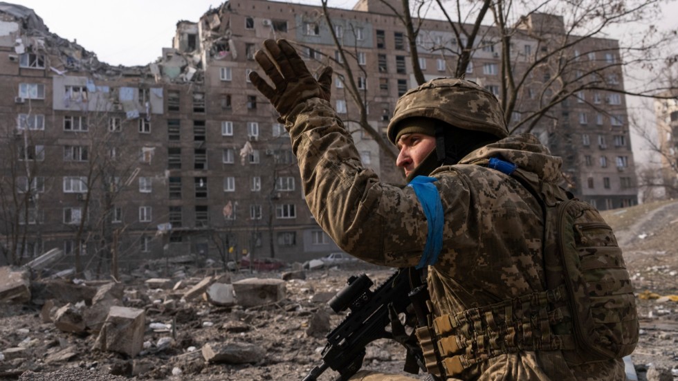 Tyskland ska, enligt uppgifter, stödja den ukrainska militären med luftvärnskanonvagnar. På bilden ukrainsk soldat i Mariupol. Arkivbild.