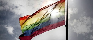 Åkte 15 mil– för att hänga upp Prideflagga