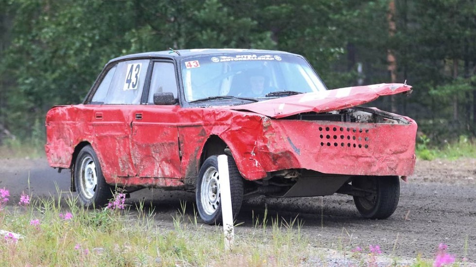 Trasigt. Kevin Wallstål, Piteå, hade problem med huven på sin Volvo.