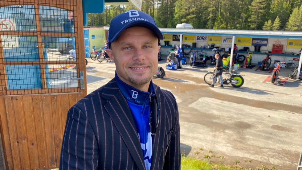 Thomas H Jonasson försöker ha så få tankar som möjligt i huvudet inför match. Det är Piratförarens plan för att försöka få det att vända. Sporten träffade honom före matchen mot Lejonen. 