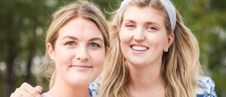 Ida och Ebba samtalar med lokala profiler