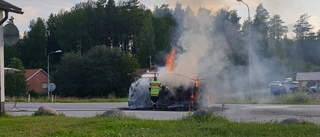 Hösläp i brand – väg fick stängas av