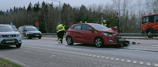 Bilist påkörd bakifrån – två personer till sjukhus