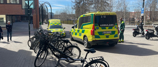 Permobil och personbil kolliderade i centrum – ambulans och polis till platsen