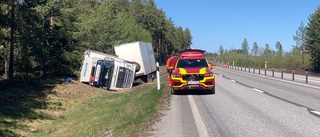 Lastbil välte i dike – körfält stängdes av