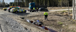 Motorcyklist förd med ambulans till Skellefteå lasarett efter krock med personbil