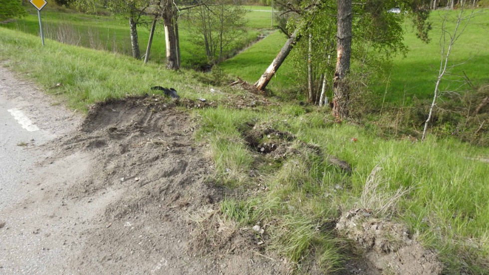 Skåpbilen körde av okänd anledning av vägen och krockade därefter med flera träd.