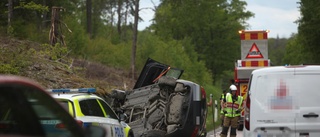 Vägen avstängd till Hjulstabron – personbil har voltat i diket på väg 55