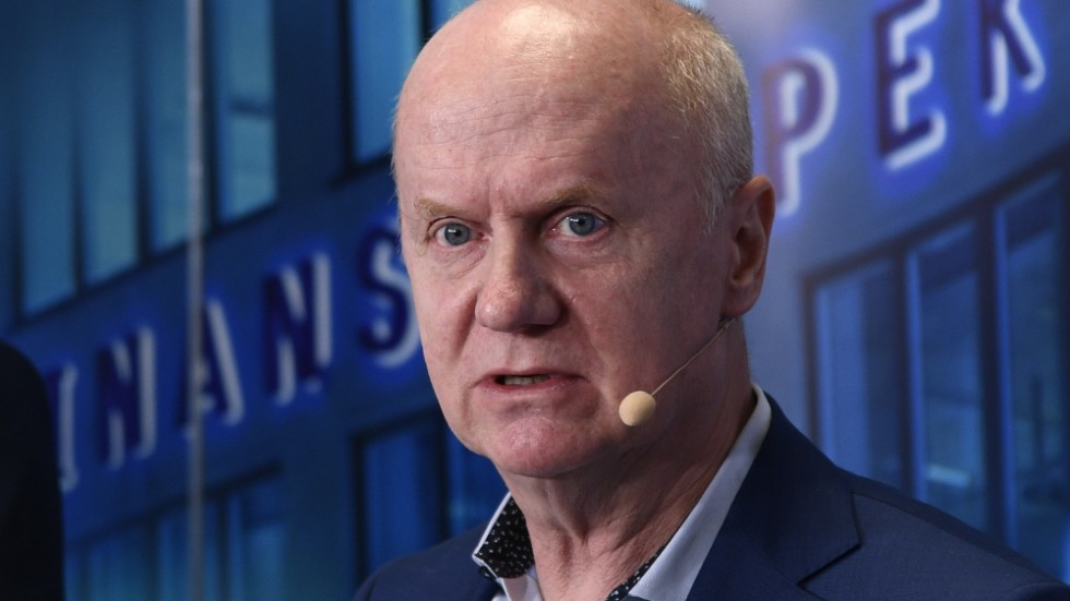 Finansinspektionens generaldirektör Daniel Barr presenterar ny stabilitetsrapport. Arkivbild.