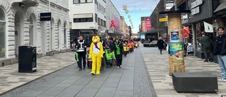 Hundratals barn påsktågade genom centrum