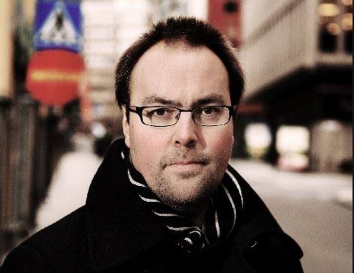 Författaren Victor Estby skriver dagsverser i NSD.
