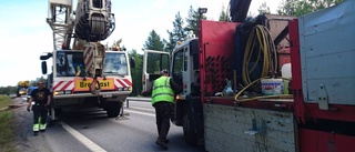 Kranbil med punktering på E4 - trubbel för trafiken