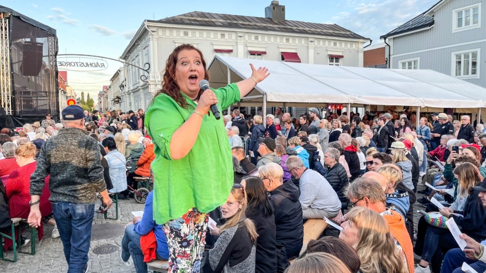 Åsa Ivarsdotter ledde årets upplaga av Allsång på PDOL. Tusentals människor samlades på torget för att lyssna på musik och sjunga med i populära och folkkära låtar. 