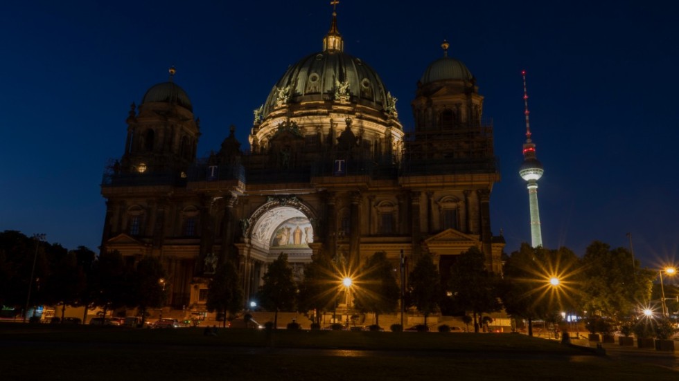 Berlindomen är delvis nedsläckt för att spara energi. Bilden är från den 27 juli. Arkivbild.