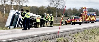 Lastbil lastad med bensin välte vid Stenkvistarondellen