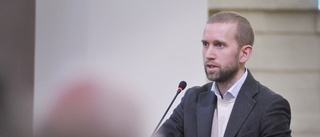 Jacob Högfeldt tar emot protestlistorna från Facebook-grupp