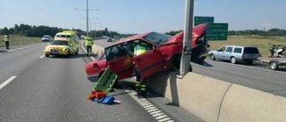 Man klämdes fast i bil efter trafikolycka