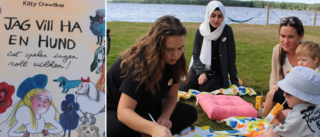 Biblioteket testar nytt koncept på stranden i Hultsfred • "Förra veckan regnade det så då fick vi tyvärr flytta inomhus"