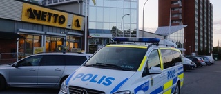 Maskerad man med pistolliknande föremål rånade Netto