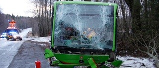 Sju fördes till sjukhus efter svår bussolycka